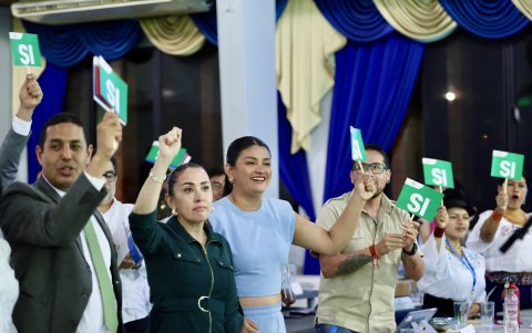 En Esmeraldas, los asambleístas votaron mostrando carteles de 'Sí', 'No', 'Abstención' y 'Blanco'.