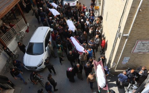 Los cuerpos de las víctimas de los bombardeos israelíes nocturnos, en la Franja de Gaza, son trasladados en camillas en el hospital Al-Ahli Arab, antes de su entierro el 18 de marzo de 2025