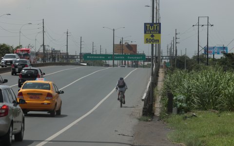 Riesgos. Peatones y ciclistas no utilizan la zona peatonal por su mal estado. Ponen su vida en riesgo..