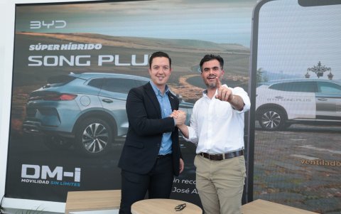 Martín Solís, gerente comercial, y Simón Pérez, general manager en Ecuador.