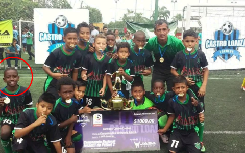 Darwin Guagua (i) fue campeón de múltiples torneos barriales, cantonales y nacionales de menores con la escuela de fútbol Real Fortaleza.