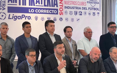 Directivos de equipos  ecuatorianos posan durante un Consejo de Presidentes de la LigaPro.