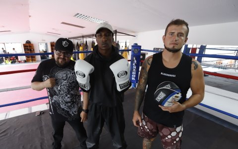 Mina junto al DT Kevin Santos (d) y su manager Roberto Valencia.