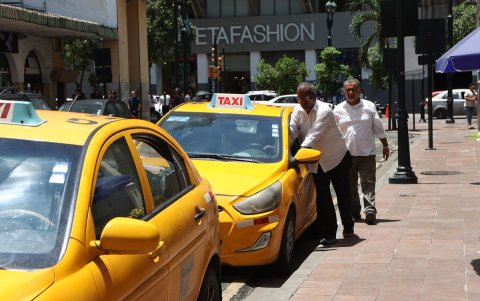 Labores. En las calles Chile entre 9 de Octubre y Vélez, en el centro de Guayaquil, hay una zona delimitada especialmente para el trabajo de estos vehículos.