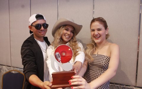 JMalack, Karla Cueva y Mar Rendón fueron los artistas invitados a la rueda de prensa para anunciar los nominados.