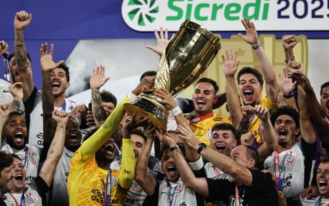 Jugadores de Corinthians celebran, tras ganar la final del Campeonato Paulista al vencer al Palmeiras, en el Neo Química Arena de Sao Paulo