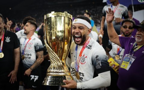 El neerlandés Memphis Depay celebras su primer título desde que llegó a Corinthians