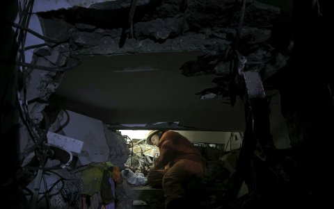 Un miembro de equipos de rescate ayuda a damnificados en Naipyidó tras el terremoto de 7,7 ocurrido en Birmania el 28 de marzo de 2025.