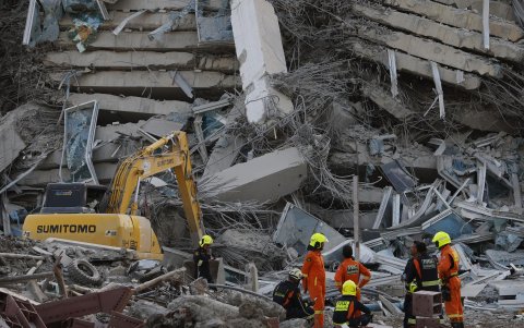 Los equipos de rescate buscan sobrevivientes en el lugar de un edificio derrumbado tras un terremoto en Bangkok, Tailandia, el 28 de marzo de 2025.