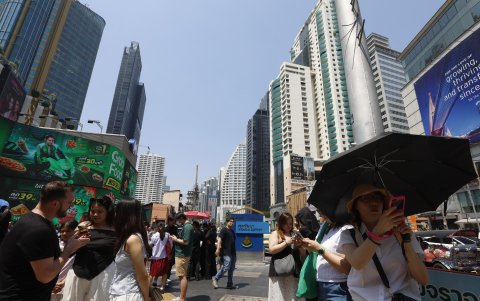 La gente se reúne en la calle frente a un edificio alto después de un terremoto en Bangkok, Tailandia, el 28 de marzo de 2025.