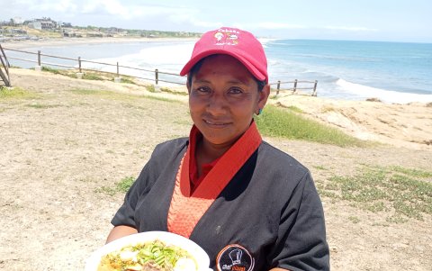 Laura Ramírez, una de as emprendedoras que está lista para recibir a los turistas en Semana Santa, en Engabao.