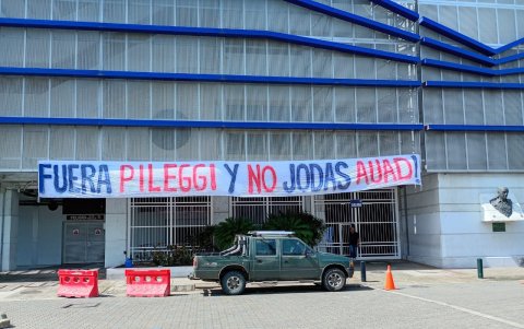 Al excandidato a la presidencia José Auad también lo mencionan en las pancartas de desaprobación colgadas en el Capwell