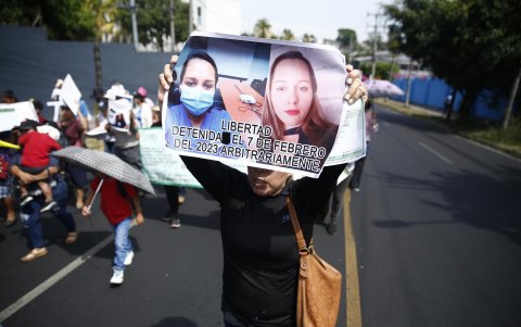 Una persona sostiene un cartel durante una manifestación este 27 de marzo de 2025, en San Salvador (El Salvador).