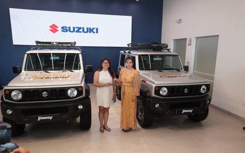 Andrea Hermenejildo, subsecretaria general de la Secretaría Nacional de Gestión de Riesgos del Ecuador, y María Fernanda Torres, gerente de la Red de Concesionarios de Suzuki Ecuador.