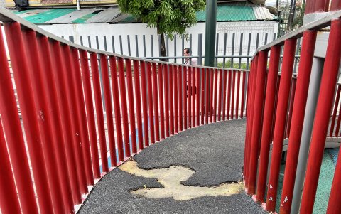 Descuido. La rampa del juego del laberinto tiene dañado el piso; los padres temen que sus hijos se caigan al subir o bajar de esta.