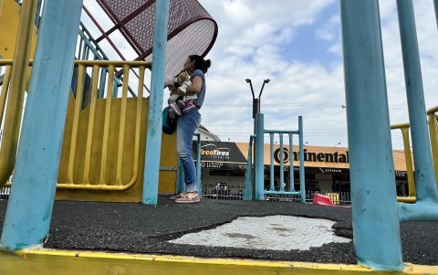 Deterioro. En las instalaciones de los juegos también se requiere el reemplazo de la carpeta de caucho. Además, en ciertas áreas y estructuras ya hay presencia de óxido.