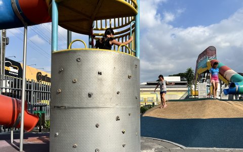 Juegos. En la retroexcavadora faltan presas para que los menores puedan hacer el recorrido.