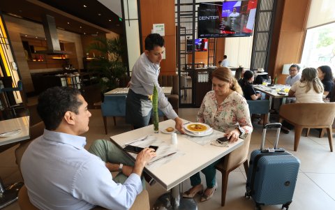 El restaurante del hotel Holiday que está cerca al aeropuerto de Guayaquil.