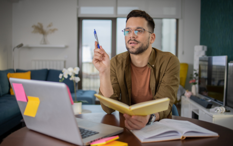 Jóvenes y adultos de Ecuador pueden acceder a la educación virtual gratuita para finalizar el colegio.