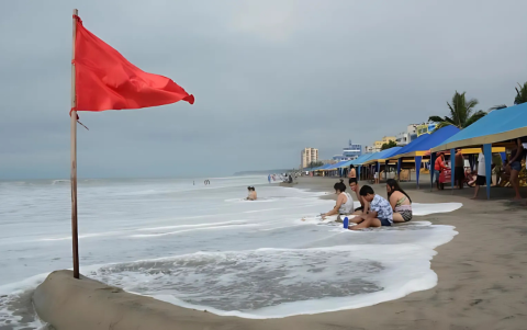 Varias playas de Ecuador estarán bajo alerta roja y amarilla por el aumento del oleaje, lo que requiere precaución al disfrutar del mar.