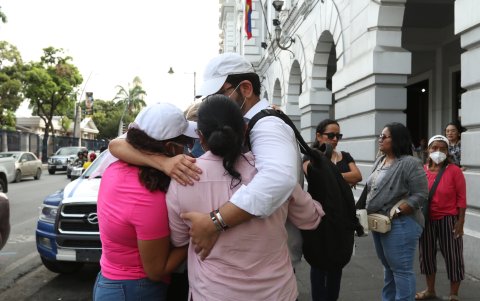 2. Tristeza. Hay dolor y tensión en quienes esperan noticias de Ronny Camba. Temen que esté muerto.