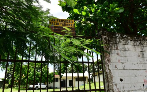 Un letrero que sufrió el paso del tiempo.