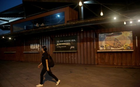 Los locales aún tienen los menús pegados en fachadas.