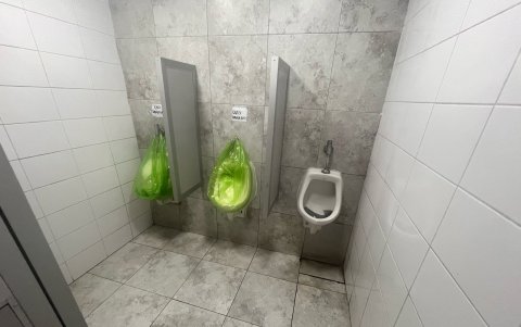 Así se encuentran los urinarios del baño de varones del sentido de la Kennedy.