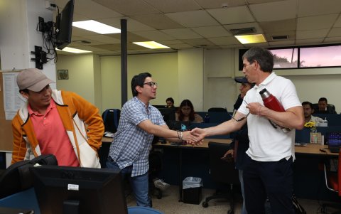 Guillermo Almada paso varios minutos en las instalaciones de EXPRESO.