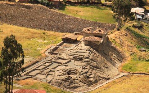El Tambo. En el Cañar, ofrece a los visitantes la oportunidad de conectarse con las tradiciones del pueblo Cañari y con la riqueza arqueológica.