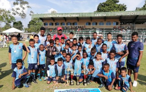 Simón Ruiz tiene su escuela de fútbol llamada Capi, conformado por niños y jóvenes de su natal Quinindé.
