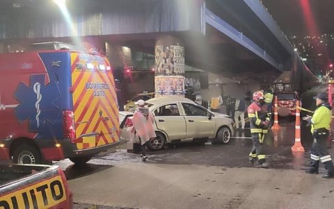 Una persona falleció y otra resultó herida en un grave choque ocurrido entre las avs. Alonso de Angulo y Maldonado, en la Villaflora, sur.