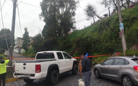 El acceso a un condominio se bloqueó el domingo por el accidente en la av. Velasco Ibarra.