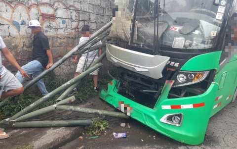 Parte de la estructura de seguridad del puente se incrustó en la cabina del bus.