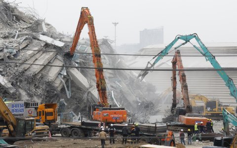 Situación. Decenas de maquinarias están en el sitio tratando de quitar escombros para encontrar a supervivientes del terremoto bajo la torre en construcción.