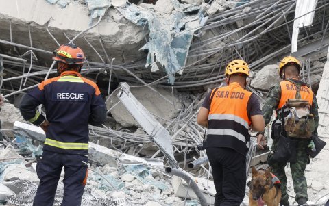 Rescate. Decenas de rescatistas utilizan distintas técnicas para lograr encontrar a personas. Al sitio han llegado profesionales de varios países para dar ayuda.