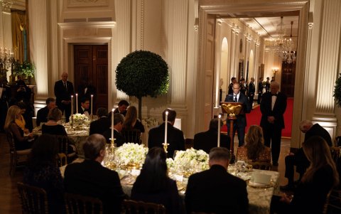Scott Turner, Secretario de Vivienda y Desarrollo Urbano de EE. UU. (HUD), junto al presidente Donald Trump, en la Casa Blanca el 22 de febrero de 2025 en Washington, DC.