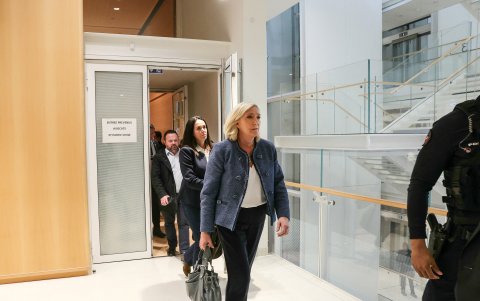 La política ultraderechista francesa Marine Le Pen saliendo del juicio que la halló culpable de malversar su sueldo del Parlamento Europeo para beneficiar a sus copartidarios.