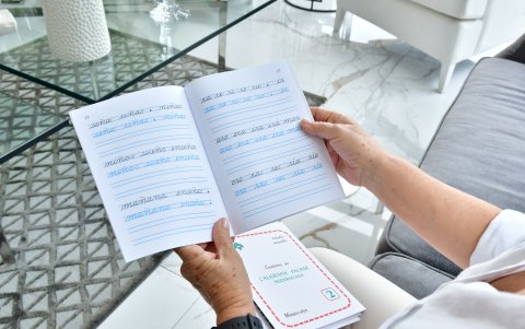 Escribir a mano es más que un arte: Ana Jaramillo explica cómo la caligrafía puede mejorar la atención y reducir el estrés