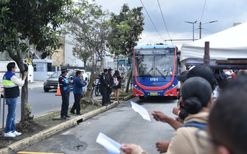 Las personas celebraron la entrada en operación de los nuevos trolebuses eléctricos.