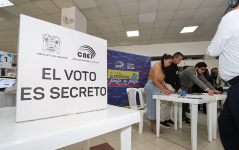 El CNE refuerza la medida de no tomar fotos de la papeleta para preservar la privacidad y transparencia del voto.