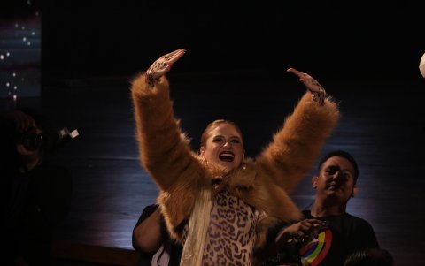 Mar Rendón recibiendo los saludos del público.