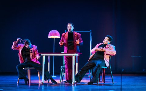 'Così fan tutte' aborda temas como el deseo femenino, la volubilidad de las emociones humanas y el anhelo de la felicidad, en un marco de intrigas y situaciones jocosas