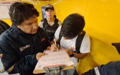Los infractores fueron multados por ingerir licor en el interior del tren del Metro de Quito.