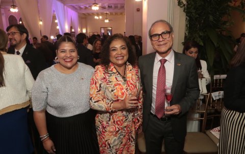 Magaly Caicedo (en el centro) es la primera mujer en ocupar el cargo de presidenta. En la foto, acompañada de María Lissette Albán y Vicente Wong.
