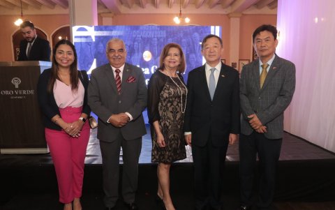 María Auxiliadora Morante, Daniel Morante, Katya Murrieta, Gao Zhenting y Wang Bin.