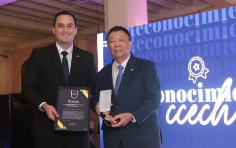 Gustavo Cáceres, presidente saliente, entrega la presea Dr. Segundo Wong M. a Washington Hago.