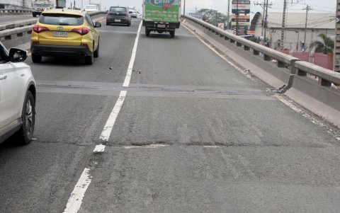 Deterioro. Los puentes de ida y vuelta de la vía a Daule no solo la zona anexa a las juntas está dañada, también la capa asfáltica.