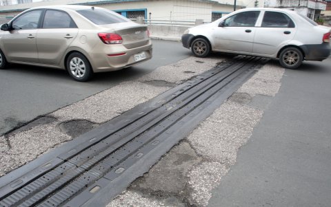 Deterioro. Las zonas anexas a las juntas del puente que está en la José Julia Coronel están destruidas.