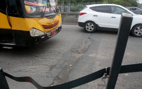 Deterioro. Al inicio del puente Portete, en el suroeste, la junta se encuentra dañada. Los vehículos deben disminuir la marcha para evitar accidentes o que se estropeen sus autos.